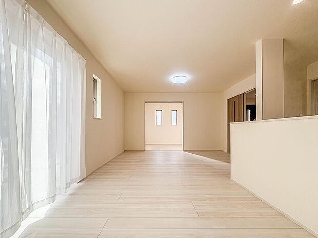 【LDK16.62帖】うららかな陽射しがどのお部屋にも降り注ぎますように、快適さを追求した間取設計。得難い立地環境での生活を恵みの豊かな永住の地へと変えてくれます。