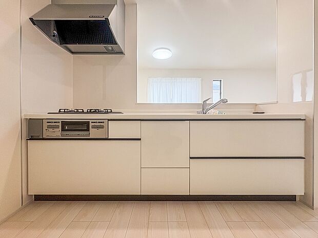 【キッチン】ナチュラルな自然光の中での調理。お洒落な食器類を余裕で収納できるスペース。動きやすい女性目線のキッチン動線。これからはお料理をつくる時間が劇的に変わります。