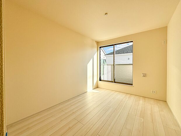 【子供部屋6帖】お子様のお部屋にぴったりなクロークを備えたフローリング仕様の洋室です。