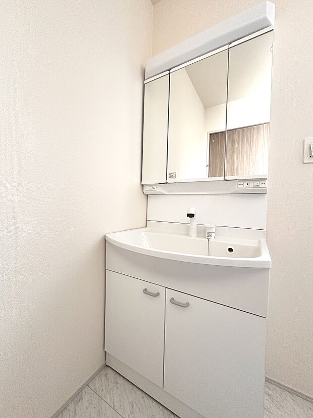 【洗面台】 十分な大きさの洗面台は、身だしなみチェックや歯磨きなど、朝の慌ただしい時間でもホテルライクなスペースで余裕とゆとりを感じて頂けます。