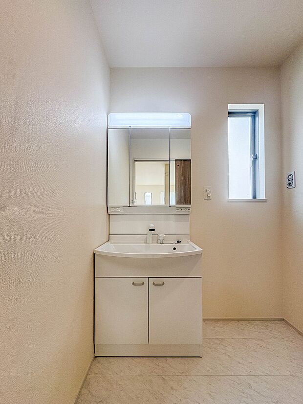 【洗面台】 十分な大きさの洗面台は、身だしなみチェックや歯磨きなど、朝の慌ただしい時間でもホテルライクなスペースで余裕とゆとりを感じて頂けます。