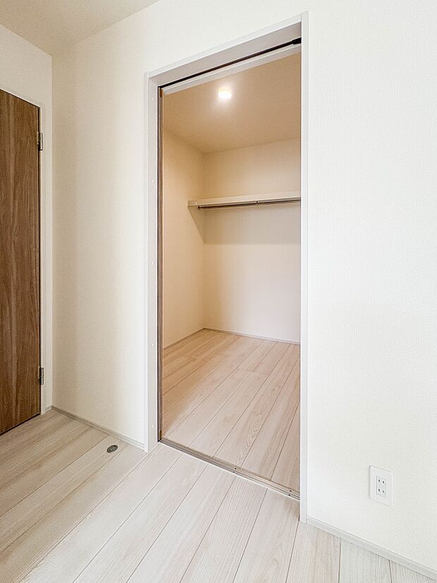 【WIC】WICのメリットの1つ目は、1箇所にまとめて収納が出来ること。2つ目は、衣替えが必要ないこと。3つ目は、扉が少なくなり室内がスッキリ見えること。