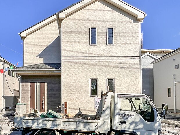 【外観】堂々たる趣ながら、主張し過ぎずどこか余裕を感じさせるシャープなフォルムで佇む邸宅は、晴天の空と照らし合わせる事で、本来あるべき完成形の姿を見せてくれます。