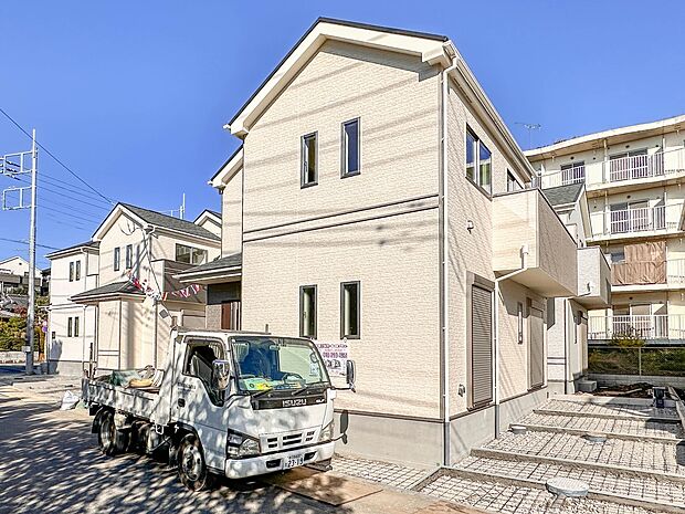 【現地】陽あたりの良さは必須条件。家族の温かさと陽光の暖かさ、楽しい毎日と明るい未来を予感させる。