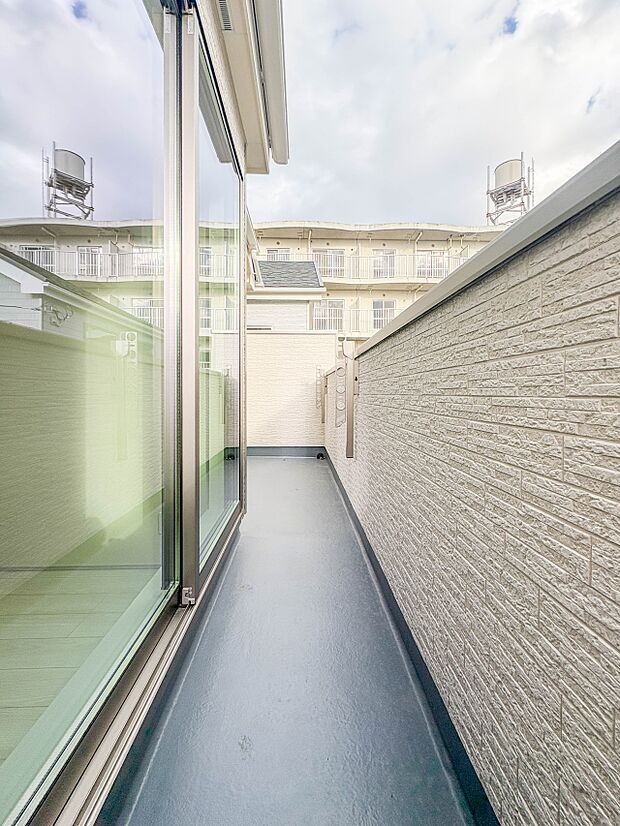 【バルコニー】  バルコニーから差し込む陽光・通風は、住環境・快適性と共に有り続ける貴重な「財産」です。