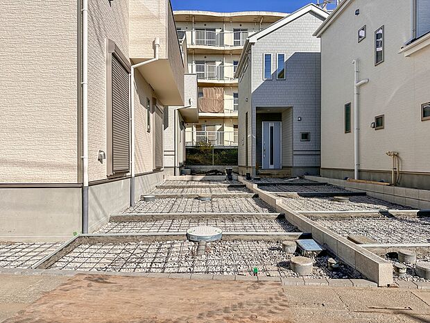 【駐車場】毎日の生活にマイカーが必須という方は、購入を検討する際、駐車場があることは大事な条件です。毎日の通勤や家族の送迎、買い物やお出かけなどクルマのある暮らしを満喫したい方は要チェック。…