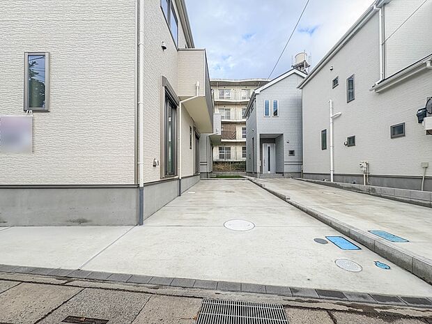 【駐車場】毎日の生活にマイカーが必須という方は、購入を検討する際、駐車場があることは大事な条件です。毎日の通勤や家族の送迎、買い物やお出かけなどクルマのある暮らしを満喫したい方は要チェック。…