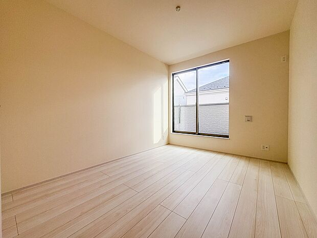 【洋室6帖】柔らかな陽光とフローリングの色味が調和した快適な空間。