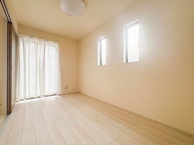 【洋室6帖】充実した生活は伸びやかな居室空間から始まります。快適に・伸びやかに。心の潤いを求める方々へ。