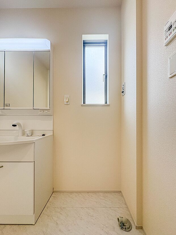 【ランドリースペース】毎日使う洗濯機。しっかりと奥行きのある置き場が確保されています。
