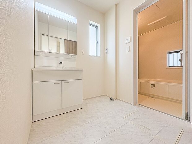 【脱衣所】洗面所は小さなプライベートスペース。歯磨き、洗顔と毎日施す個人空間。