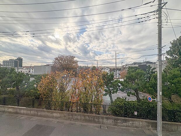 【眺望】眺望や窓からの景色が良いと、家で過ごす時間も快適です。