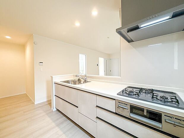 【LDK15帖】ナチュラルな自然光の中での調理。お洒落な食器類を余裕で収納できるスペース。動きやすい女性目線のキッチン動線。これからはお料理をつくる時間が劇的に変わります。