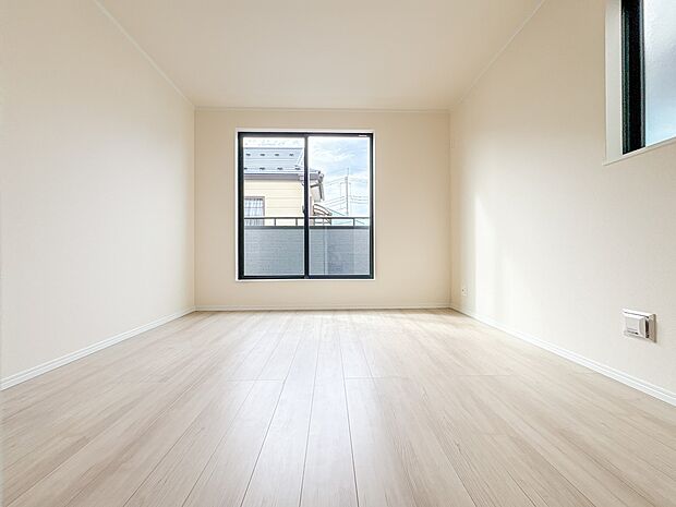 【寝室7.5帖】シンプルな内装はおしゃれのポイントです。シンプルは華美より飽きがこないからです。色や模様でおしゃれ感をだす。それがシンプルイズビューティーです。