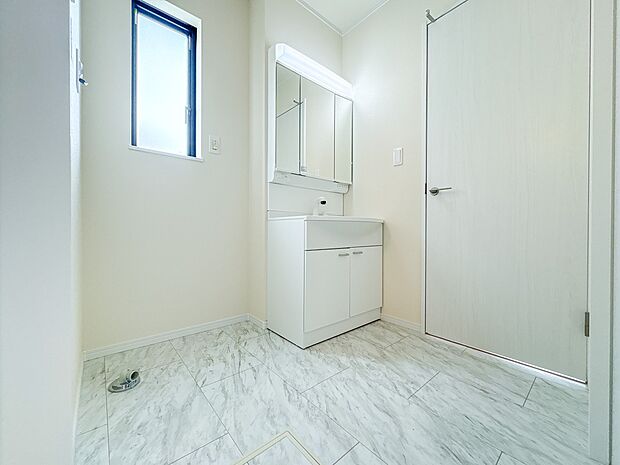 【脱衣所】洗面所は小さなプライベートスペース。歯磨き、洗顔と毎日施す個人空間。