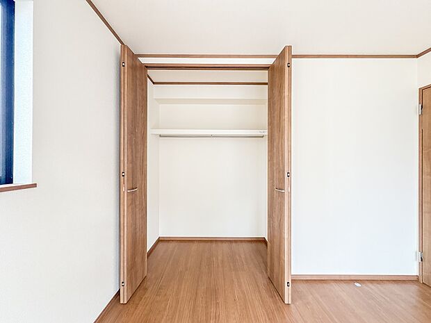 【WIC（ウォークインクローゼット）】  たくさんの洋服をかけてもシワになりにくいウォークインクローゼット。洋服以外にも、普段使わない家電やスーツケース、ストック品など何でも片付く嬉しい空間…