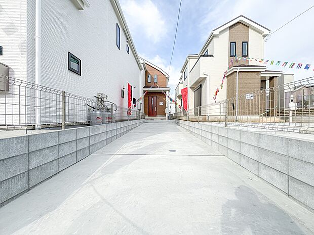 【駐車場】毎日の生活にマイカーが必須という方は、購入を検討する際、駐車場があることは大事な条件です。毎日の通勤や家族の送迎、買い物やお出かけなどクルマのある暮らしを満喫したい方は要チェック。…