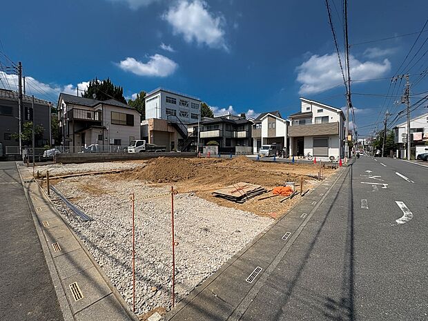 家の前をまっすぐの通りが走っている。クルマは少なく、人々は毎朝、ウォーキング、ジョギング、犬の散歩など、フリーな朝時間を過ごしている。