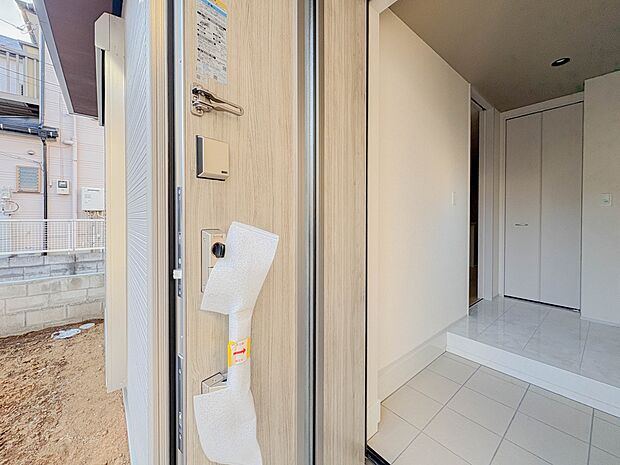 【玄関】玄関はおうちの顔と言われます。玄関アプローチは、外観デザインの印象を左右します。ご家族の個性を出しながら、素敵な玄関でお客様をお迎えしてください。