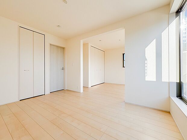 シンプルにデザインされた室内。家具やレイアウトでお好みの空間に。