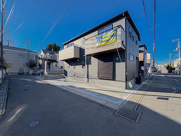 家の前をまっすぐの通りが走っている。クルマは少なく、人々は毎朝、ウォーキング、ジョギング、犬の散歩など、フリーな朝時間を過ごしている。