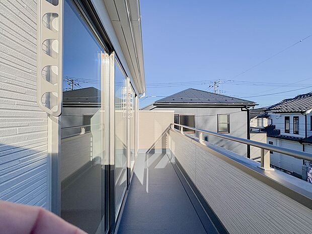 広々としたバルコニー。陽当り良好! 陽光ふりそそぐ明るい室内。