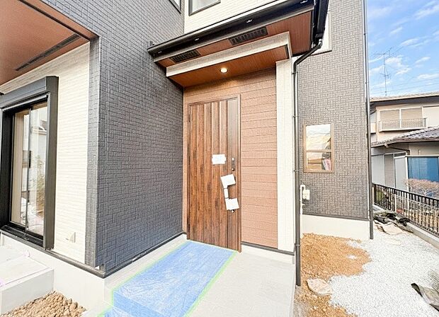 【玄関】家の顔となる玄関は、高いデザイン性が求められます。高級感と断熱性、防犯性に優れた玄関ドアを標準装備。ピッキング対策のセキュリティサムターン等、防犯に考慮しました。