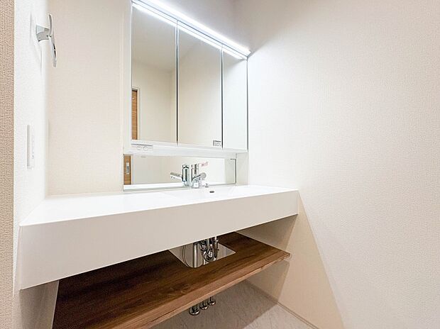 【洗面台】 十分な大きさの洗面台は、身だしなみチェックや歯磨きなど、朝の慌ただしい時間でもホテルライクなスペースで余裕とゆとりを感じて頂けます。