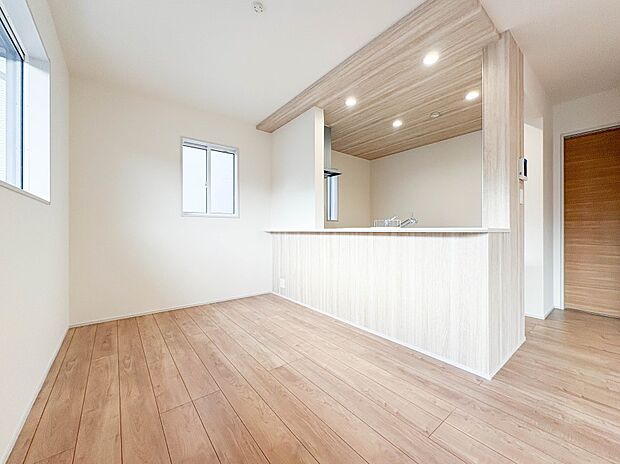 【ダイニング】忙しい朝でも家族揃って食事をしたいゆとりあるダイニングスペース。