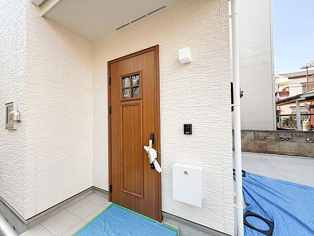 1号棟【現地外観】ここから始まる「日常」はご家族にとってかけがえのない時間となります。少しでも豊かに、快適に。そんな想いから本邸宅は生まれました。　