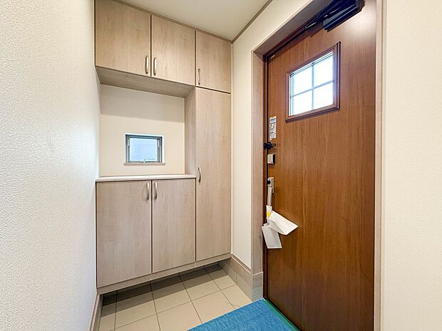 D号棟【玄関】大型のシューズボックスには靴やブーツ、サンダルはもちろん、ハンカチや手袋、バック類などのお出かけ用品、印鑑や朱肉なども収納可能です。