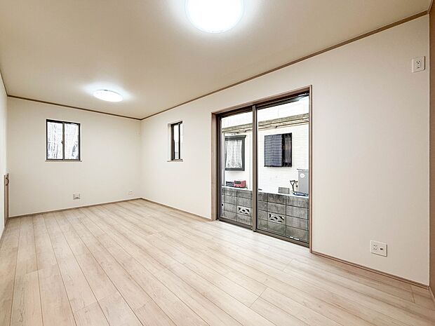 1号棟【LDK14.06帖】リビングルームの窓を開けると心地よい南風が入ってくる。キッズルームの窓を開けるとやさしい微風が入ってくる。家の中に風の道がある。風を生活の中で体験できる家。