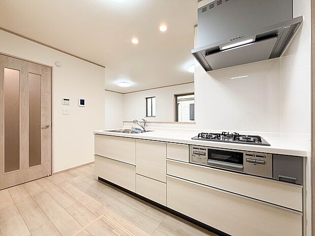 1号棟【キッチン】ナチュラルな自然光の中での調理。会話が弾む対面型キッチン。お洒落な食器類を余裕で収納できるスペース。動きやすい女性目線のキッチン動線。これからはお料理をつくる時間が劇的に変…