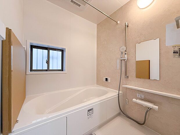 1号棟【浴室】きっとあなたのバスタイムも単なる習慣から特別な時間に変わるはず。一日の汚れとともに疲れを洗い流し、眠りに就く前の大事なリラックスタイムを演出