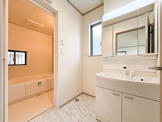 1号棟【洗面台】十分な大きさの洗面台は、身だしなみチェックや歯磨きなど、朝の慌ただしい時間でもホテルライクなスペースで余裕とゆとりを感じて頂けます。