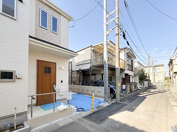 1号棟【前面道路　4ｍ】家の前をまっすぐの通りが走っている。クルマは少なく、人々は毎朝、ウォーキング、ジョギング、犬の散歩など、フリーな朝時間を過ごしている。