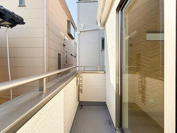 1号棟【バルコニー】朝の澄んだ空気や、夕方に吹く清々しい風を五感で感じられるバルコニー。屋外にあって、住まいの中でも本当の自然を感じられるスペースです。