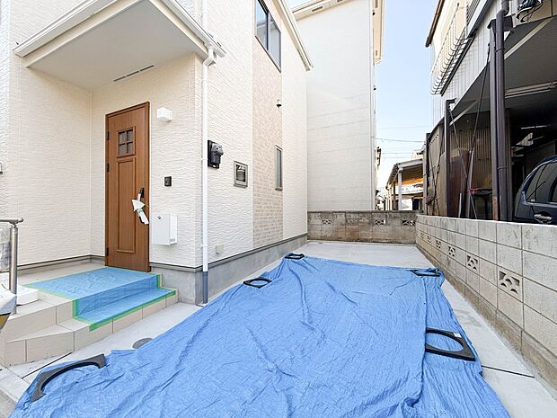 1号棟【駐車場】毎日の生活にマイカーが必須という方は、購入を検討する際、駐車場があることは大事な条件です。毎日の通勤や家族の送迎、買い物やお出かけなどクルマのある暮らしを満喫したい方は要チェ…