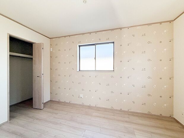 1号棟【5.3帖　洋室】柔らかな陽光とフローリングの色味が調和した快適な空間。