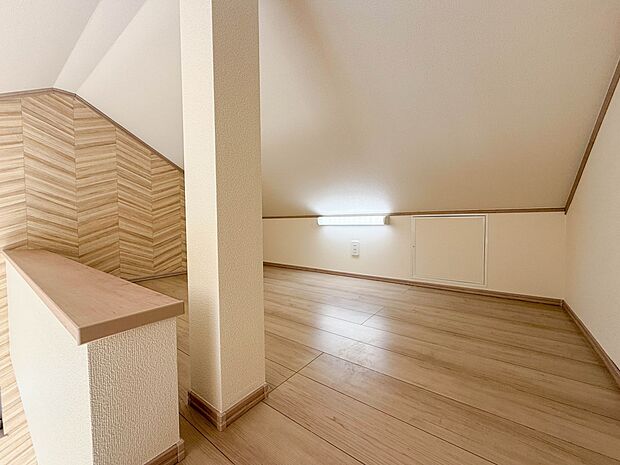 1号棟【ロフト】壁面クローゼットのメリットは、衣類が横一列に並ぶためひと目で洋服が選びやすいこと。衣類をたくさんお持ちの方も、限られたスペース内に無理なく収納することができます。