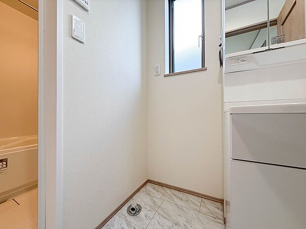 1号棟【ランドリースペース】毎日使う洗濯機。しっかりと奥行きのある置き場が確保されています。