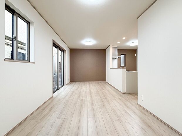 1号棟【LDK14.06帖】室内には豊かな陽光が注ぎ込み、爽やかな住空間を演出。