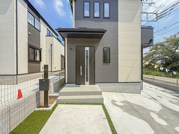 【玄関】玄関はおうちの顔と言われます。玄関アプローチは、外観デザインの印象を左右します。ご家族の個性を出しながら、素敵な玄関でお客様をお迎えしてください。