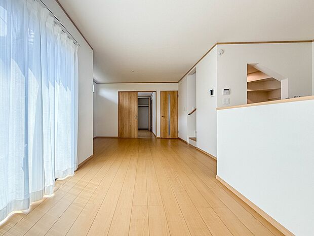 【LDK16.87帖】うららかな陽射しがどのお部屋にも降り注ぎますように、快適さを追求した間取設計。得難い立地環境での生活を恵みの豊かな永住の地へと変えてくれます。