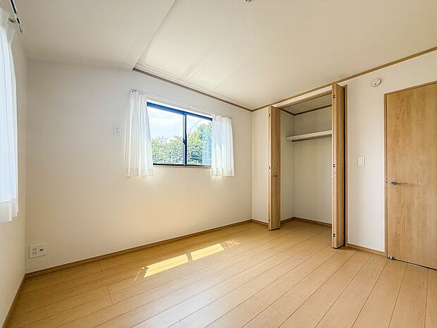 【子供部屋6.09帖】お子様のお部屋にぴったりなクロークを備えたフローリング仕様の洋室です。
