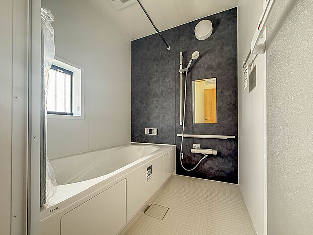 【浴室】 きっとあなたのバスタイムも単なる習慣から特別な時間に変わるはず。一日の汚れとともに疲れを洗い流し、眠りに就く前の大事なリラックスタイムを演出