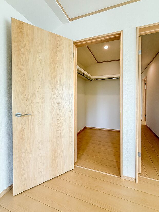 【WIC】WICのメリットの1つ目は、1箇所にまとめて収納が出来ること。2つ目は、衣替えが必要ないこと。3つ目は、扉が少なくなり室内がスッキリ見えること。