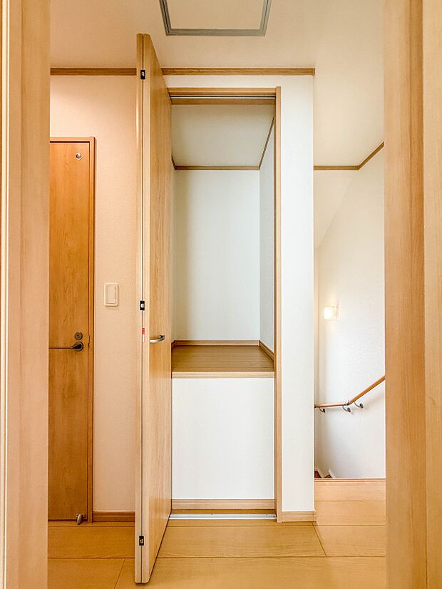 【収納】各所に配置された収納スペースは、洋服や小物はもちろんのこと、掃除機や日用予備品・お子様のおもちゃなど様々な物を収納して頂ける便利なスペースです。