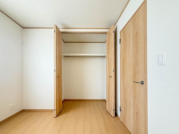 【収納】壁面クローゼットのメリットは、衣類が横一列に並ぶためひと目で洋服が選びやすいこと。衣類をたくさんお持ちの方も、限られたスペース内に無理なく収納することができます。