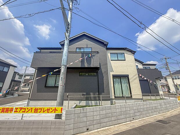 【外観】堂々たる趣ながら、主張し過ぎずどこか余裕を感じさせるシャープなフォルムで佇む邸宅は、晴天の空と照らし合わせる事で、本来あるべき完成形の姿を見せてくれます。